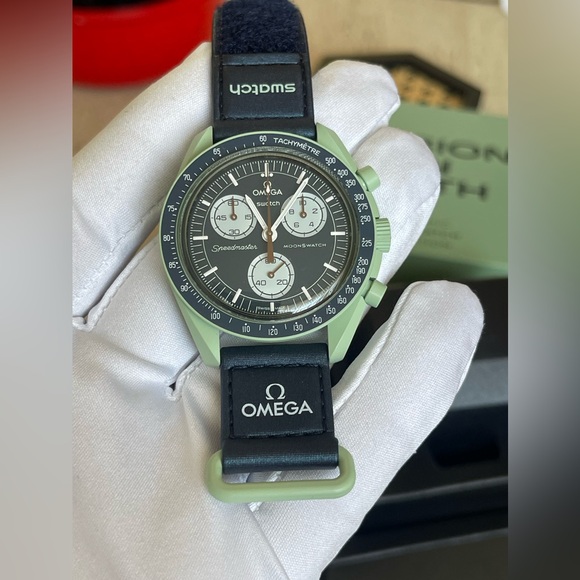 Swatch x Omega Bioceramic MoonSwatch Mission To The Earth Collection SO33G100 - Picture 2 of 9